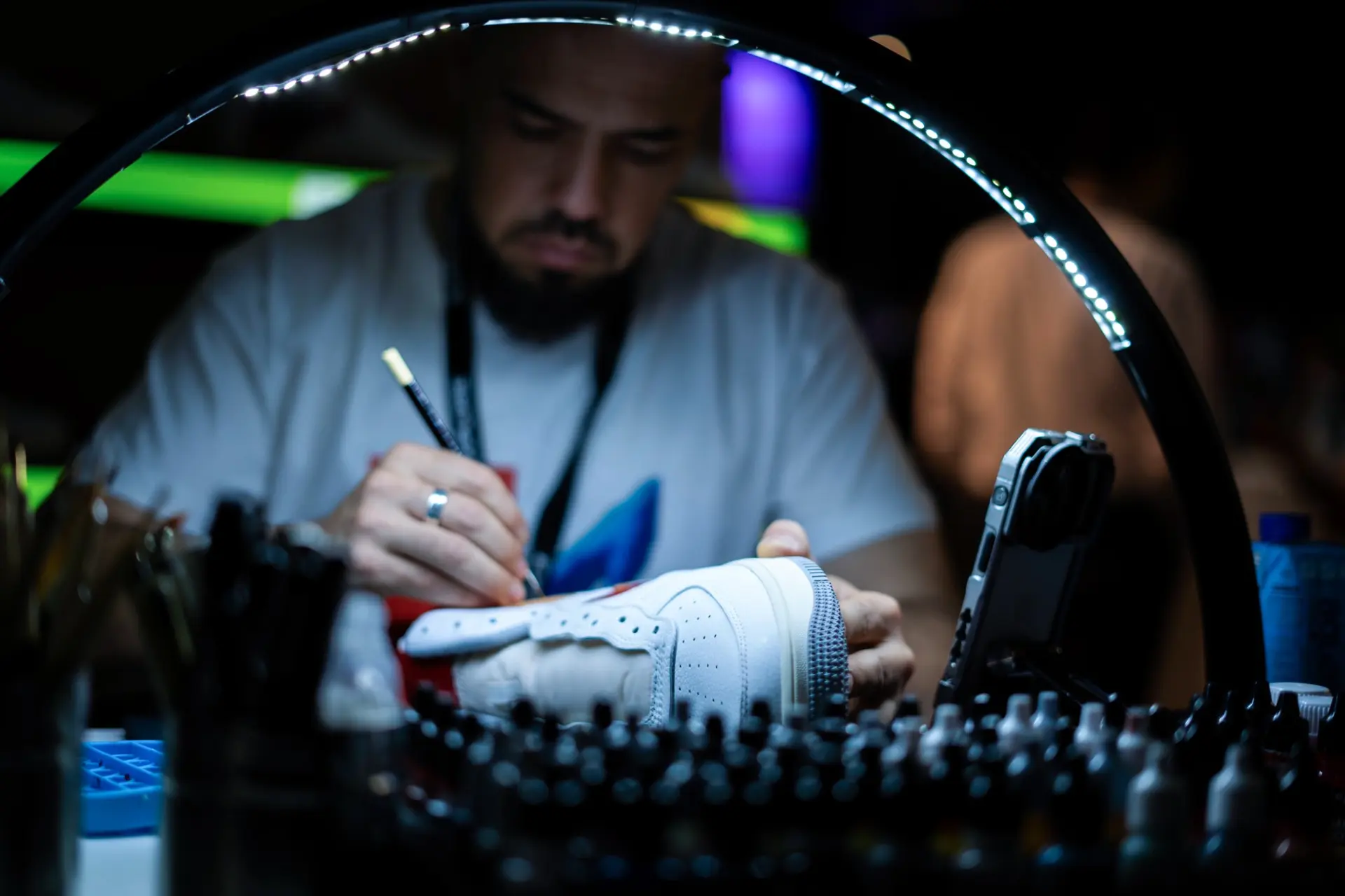 Martín Redondo pintando una zapatilla en directo
