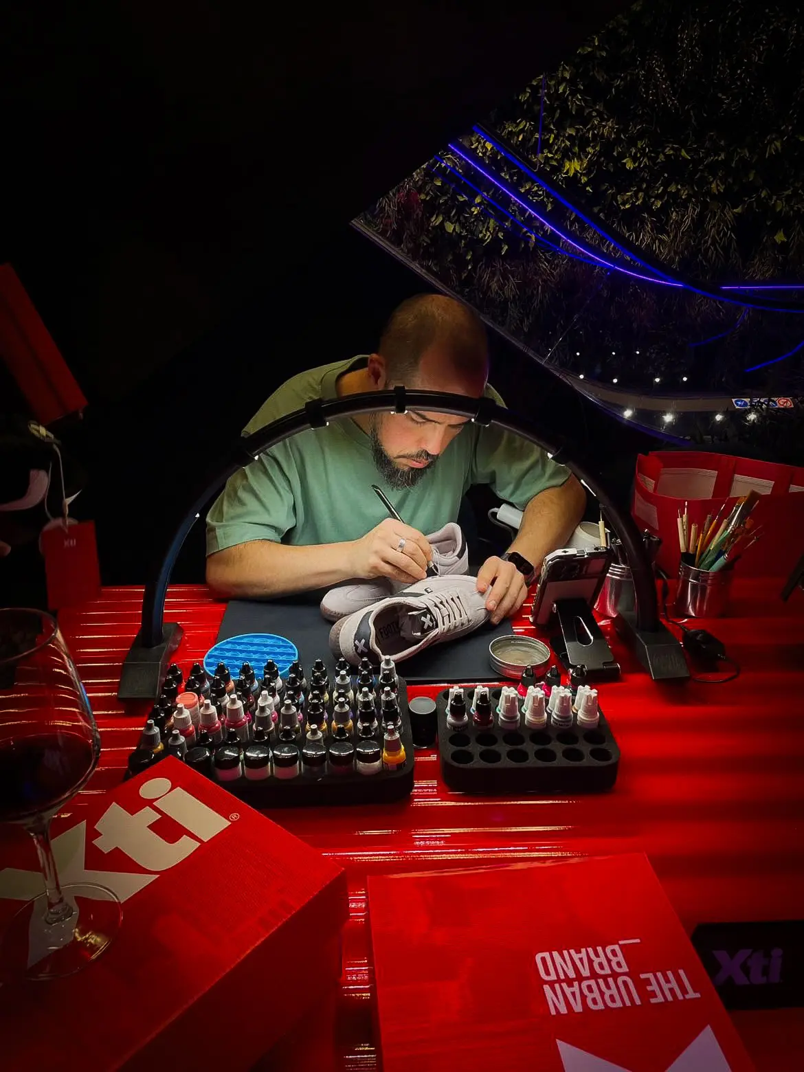 Martín Redondo realizando live painting en un evento