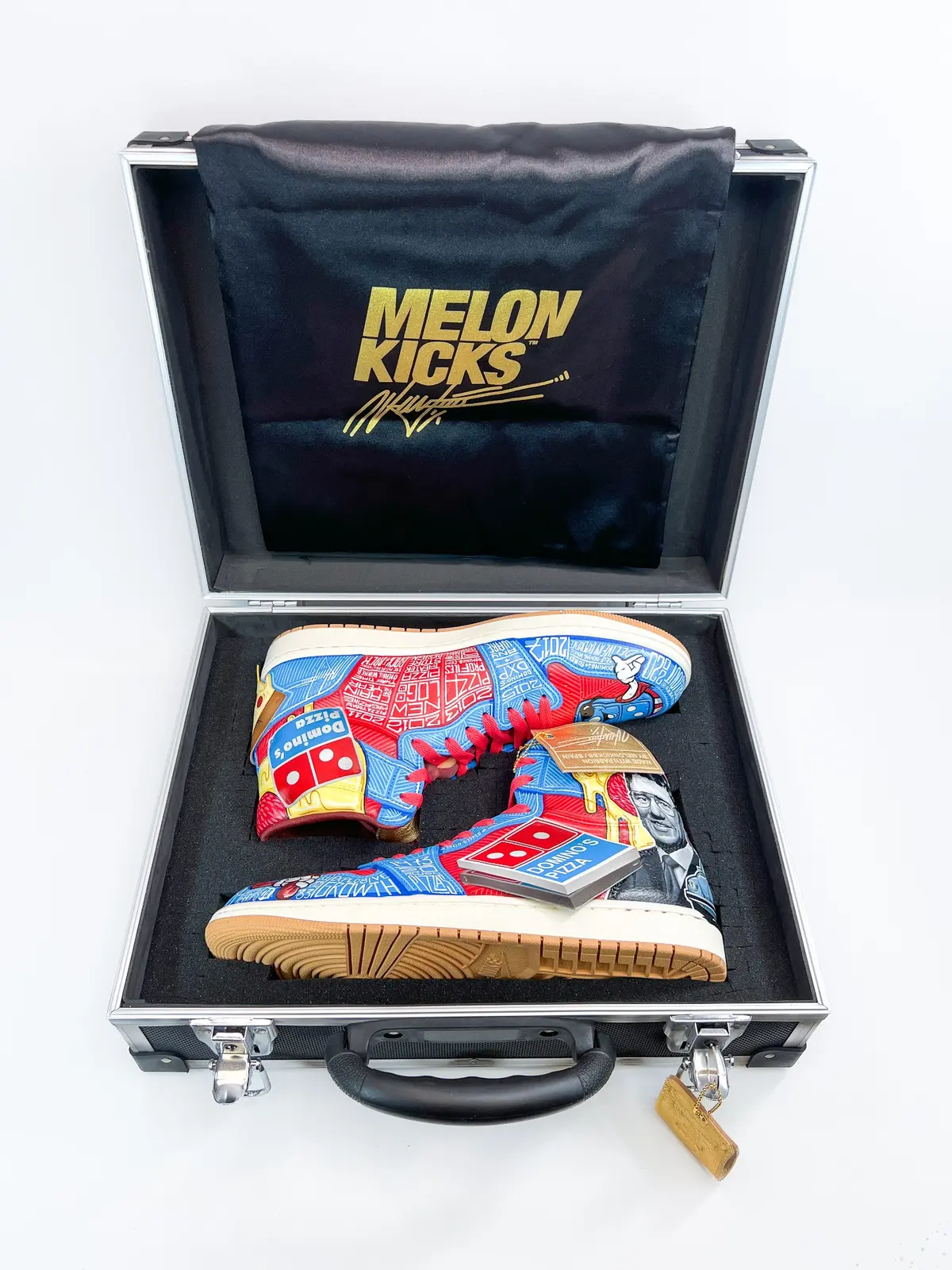 Zapatillas pintadas a mano presentadas en un maletín de colección