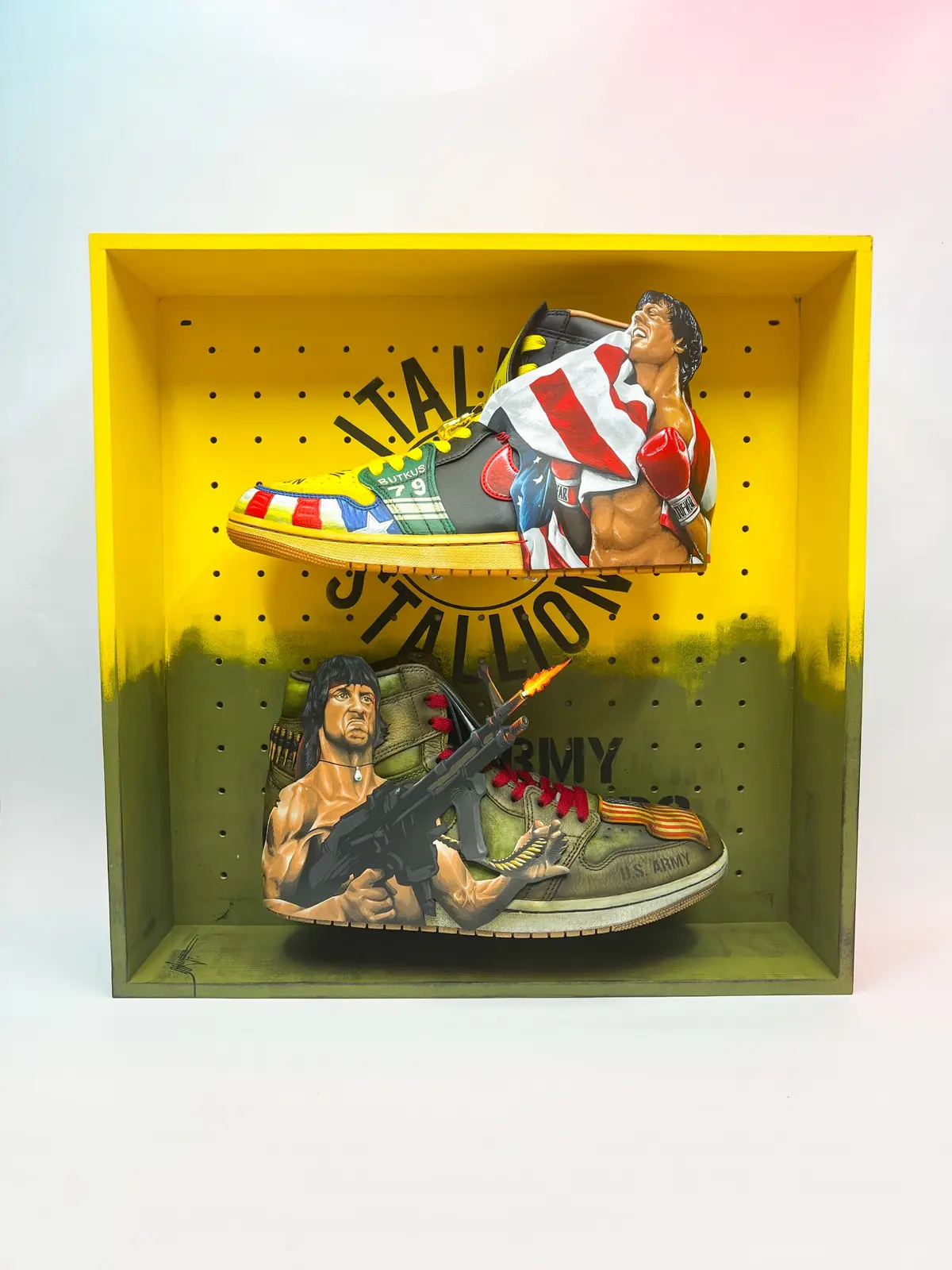 Pieza expositiva 1/1 con dos zapatillas intervenidas