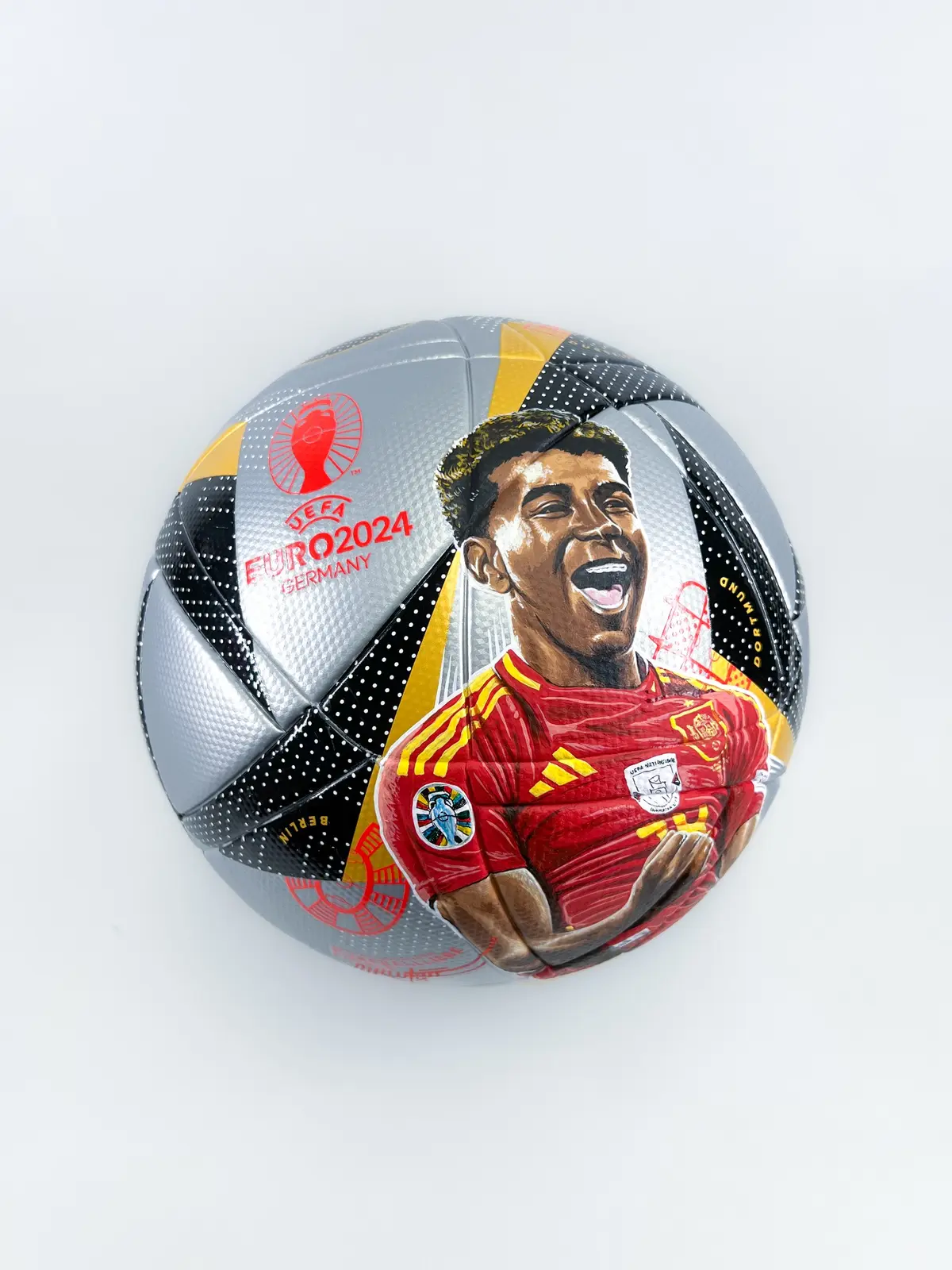 Balón intervenido con retrato de un jugador de la selección española